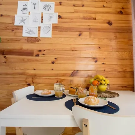 Cozy Townhouse In Picturesque Neighborhood *